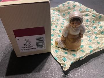 Donna con gallina bianco thun