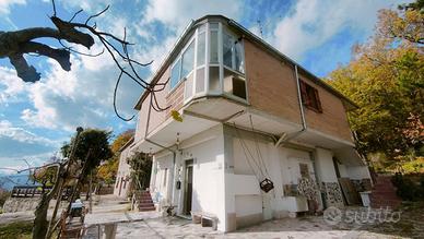 Immobile indipendente immerso nel verde