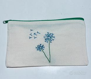 Pochette con fiore ricamato Nuova
