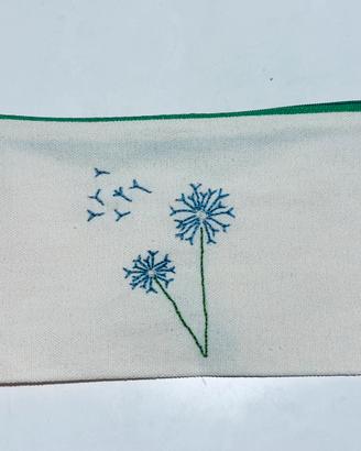 Pochette con fiore ricamato Nuova