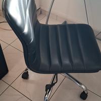 scrivania e sedia girevole