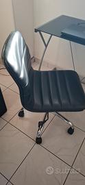 scrivania e sedia girevole
