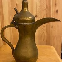 Antica brocca teiera araba in ottone