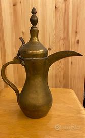 Antica brocca teiera araba in ottone