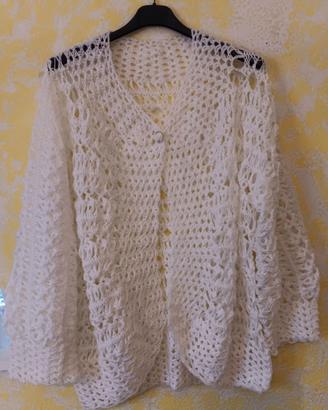 cardigan lavorato a mano all'uncinetto 