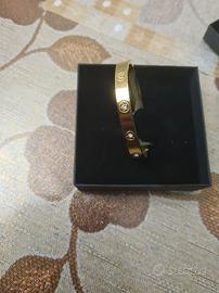 bracciale rigido in acciaio inox è impreziosito d