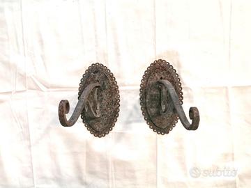 coppia di staffe in ferro battuto fine 800