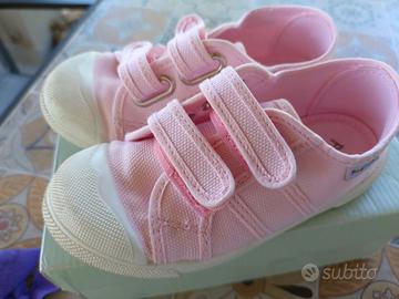 Scarpe con strappi