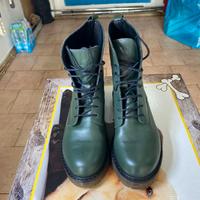 Stivaletti anfibi con tacco largo colore verdone