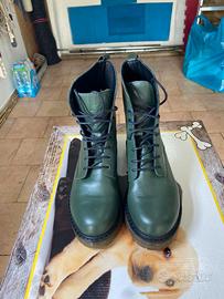 Stivaletti anfibi con tacco largo colore verdone