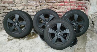 Nr4 Cerchi in lega neri più pneumatici 