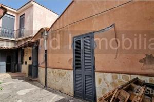 Casa singola con garage a Giarre centro