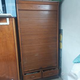 Armadio in legno a serrandina