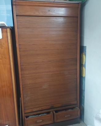 Armadio in legno a serrandina