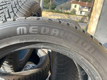 Gomme MEDALLION WINTER WCP1 235/50/101W  R18