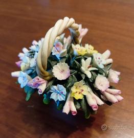 cestino con fiori in ceramica di Capodimonte 