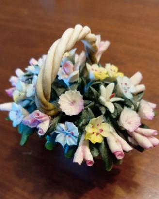 cestino con fiori in ceramica di Capodimonte 