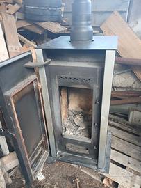 STUFA A LEGNA..SCALDA 100 MQ...USATA ..MA EFFCENTE