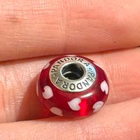 Charm pandora murrina rossa con cuori bianchi