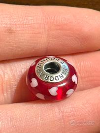 Charm pandora murrina rossa con cuori bianchi