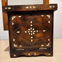 Antico scrigno portagioie etnico in legno
