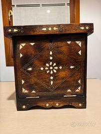 Antico scrigno portagioie etnico in legno
