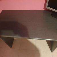 scrivania colore grigio perfetta. .  
