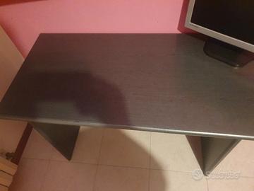 scrivania colore grigio perfetta. .  
