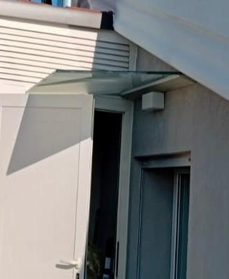 Pensilina in vetro con supporto a muro