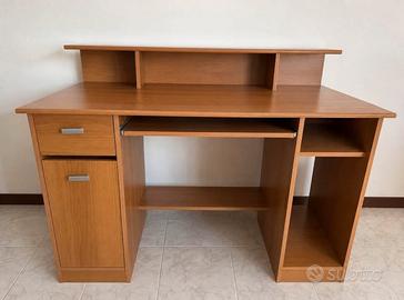 Scrivania in legno