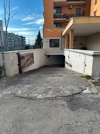 Si vende spazio auto al coperto e videosorvegliato