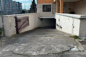Si vende spazio auto al coperto e videosorvegliato