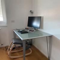 Scrivania con piano in vetro satinato