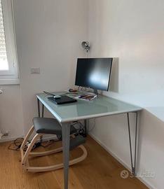 Scrivania con piano in vetro satinato