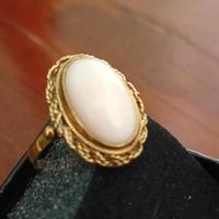 anello in oro giallo 18 kt con corallo rosa