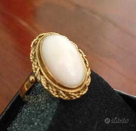 anello in oro giallo 18 kt con corallo rosa