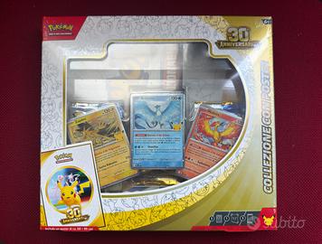 Pokemon collezione con poster 30^ anniversario