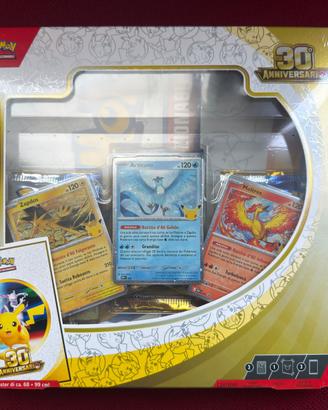 Pokemon collezione con poster 30^ anniversario