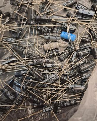 CONDENSATORE ELETTROLITICO 100pz
