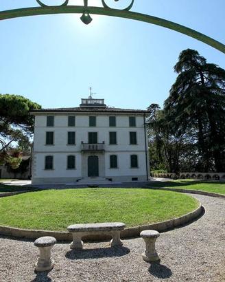 Villa di 2130 m² con più di 5 locali e box auto a 