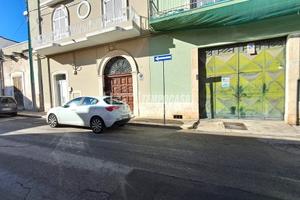 Locale deposito a piano terra con giardino e canti