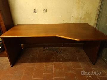 Scrivania in legno massetto con ottime rifiniture