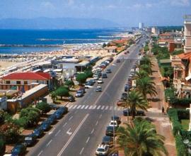 MARINA DI MASSA app. centrale-box auto-200m MARE