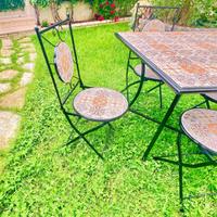 Tavolo quadrato con 4 sedie in ferro e ceramica