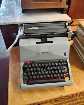 Macchina da scrivere Olivetti 82 Diaspon