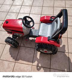 trattore  a pedali per bimbi