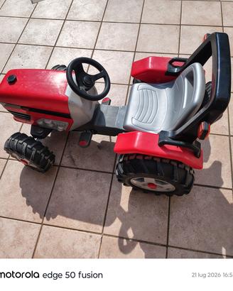 trattore  a pedali per bimbi