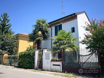 Villa su due livelli con giardino privato