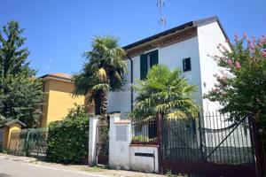 Villa su due livelli con giardino privato