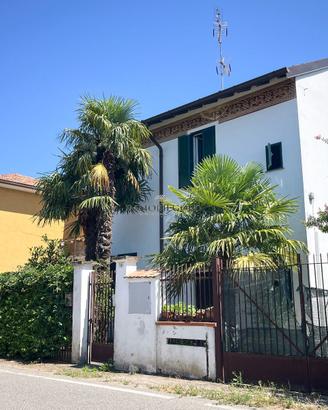 Villa su due livelli con giardino privato